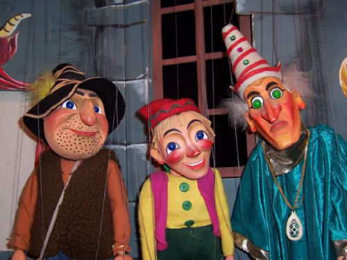 Drei Handpuppen der Marionettenausstellung