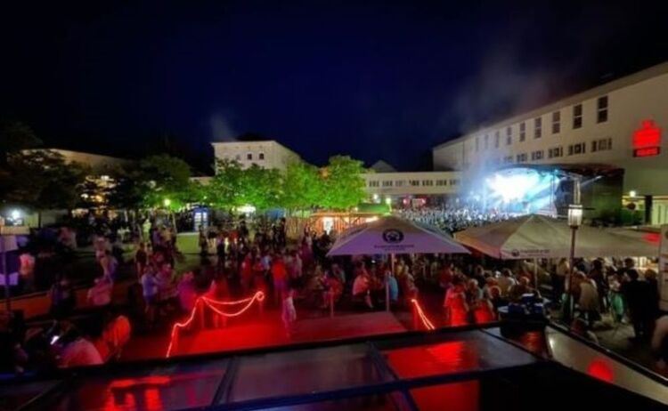 Waldkraiburger Bürger feiern auf dem Stadtfest: Klick öffnet eine vergrößerte Ansicht