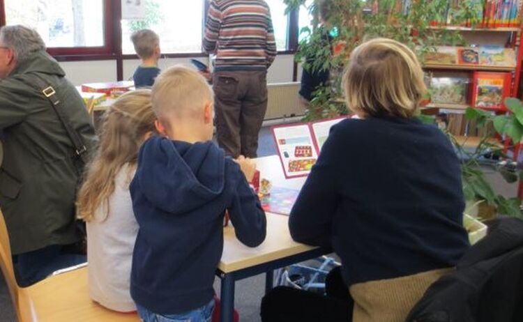 Mehrere Personen spielen Brettspiele im Haus des Buches: Zum Vergrößern auf Bild klicken