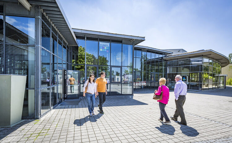 Besucher betreten das Haus der Kultur