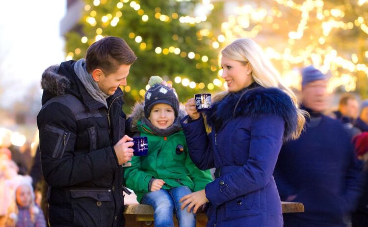 Ein Pärchen trinkt Glühwein auf dem Christkindlmarkt