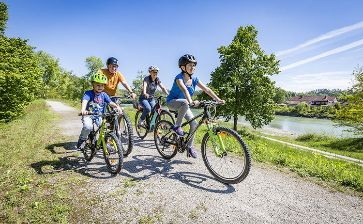 Eine vierköpfige Familie fährt am Inn Fahrrad: Klick öffnet eine vergrößerte Ansicht