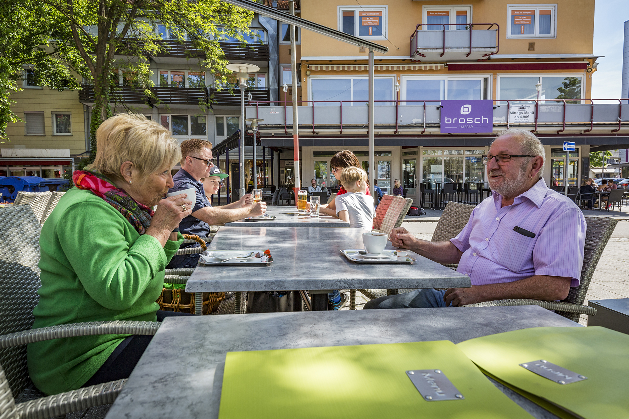 Senioren beim Kaffee trinken in einem Café in Waldkraiburg