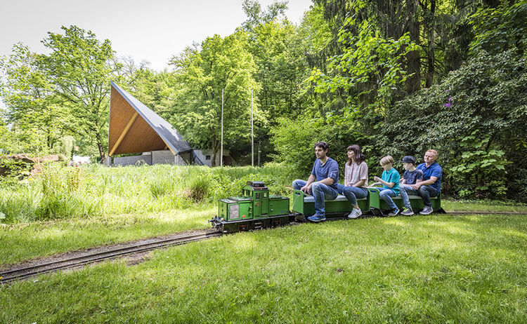 Eine Familie fährt im Stadtpark mit der Kleinbahn : Klick öffnet eine vergrößerte Ansicht