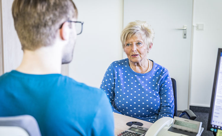 Ein Mitarbeiter der Stadtverwaltung berät eine Seniorin : Zum Vergrößern auf Bild klicken