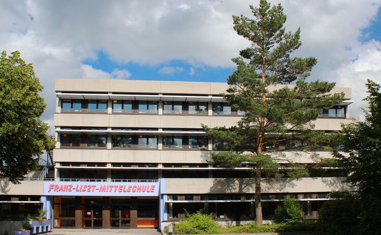 Gebäude der Franz-Liszt-Mittelschule: Zum Vergrößern auf Bild klicken