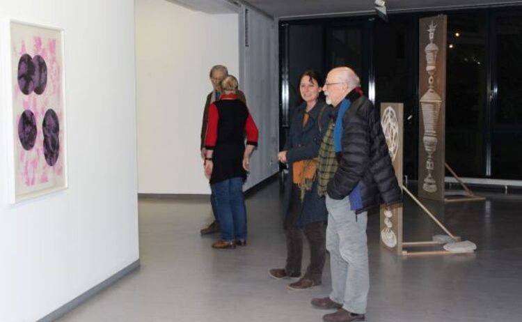 Besucher betrachten ein Bild der Ausstellung modern vormodern: Klick öffnet eine vergrößerte Ansicht