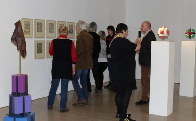 Bseucher diskutieren über die Werke der Ausstellung modern vormodern: Zum Vergrößern auf Bild klicken