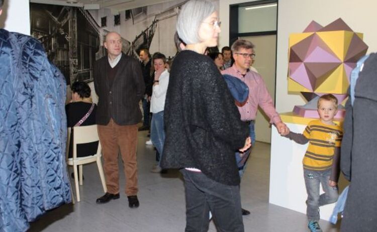 Besucher der Ausstellung modern vormodern: Klick öffnet eine vergrößerte Ansicht