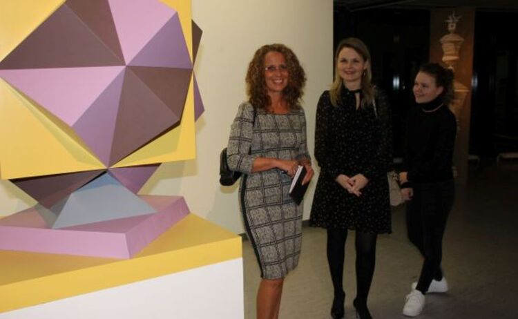 Karin Bressel und Christine Graupner bei der Ausstellung modern vormodern: Klick öffnet eine vergrößerte Ansicht