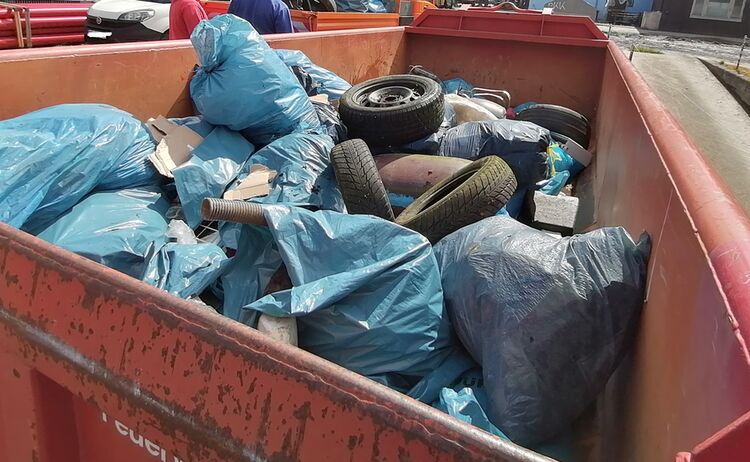 Bild eines Containers mit dem gesammelten Müll: Zum Vergrößern auf Bild klicken