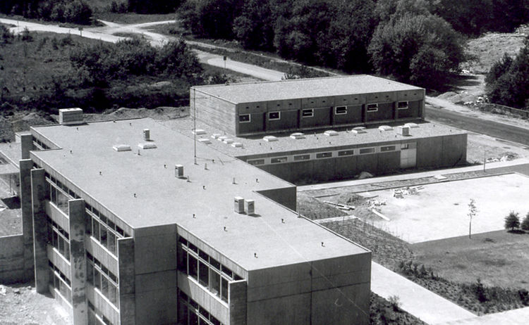 Neubau der Grundschule an der Graslitzer Straße 1970: Klick öffnet eine vergrößerte Ansicht