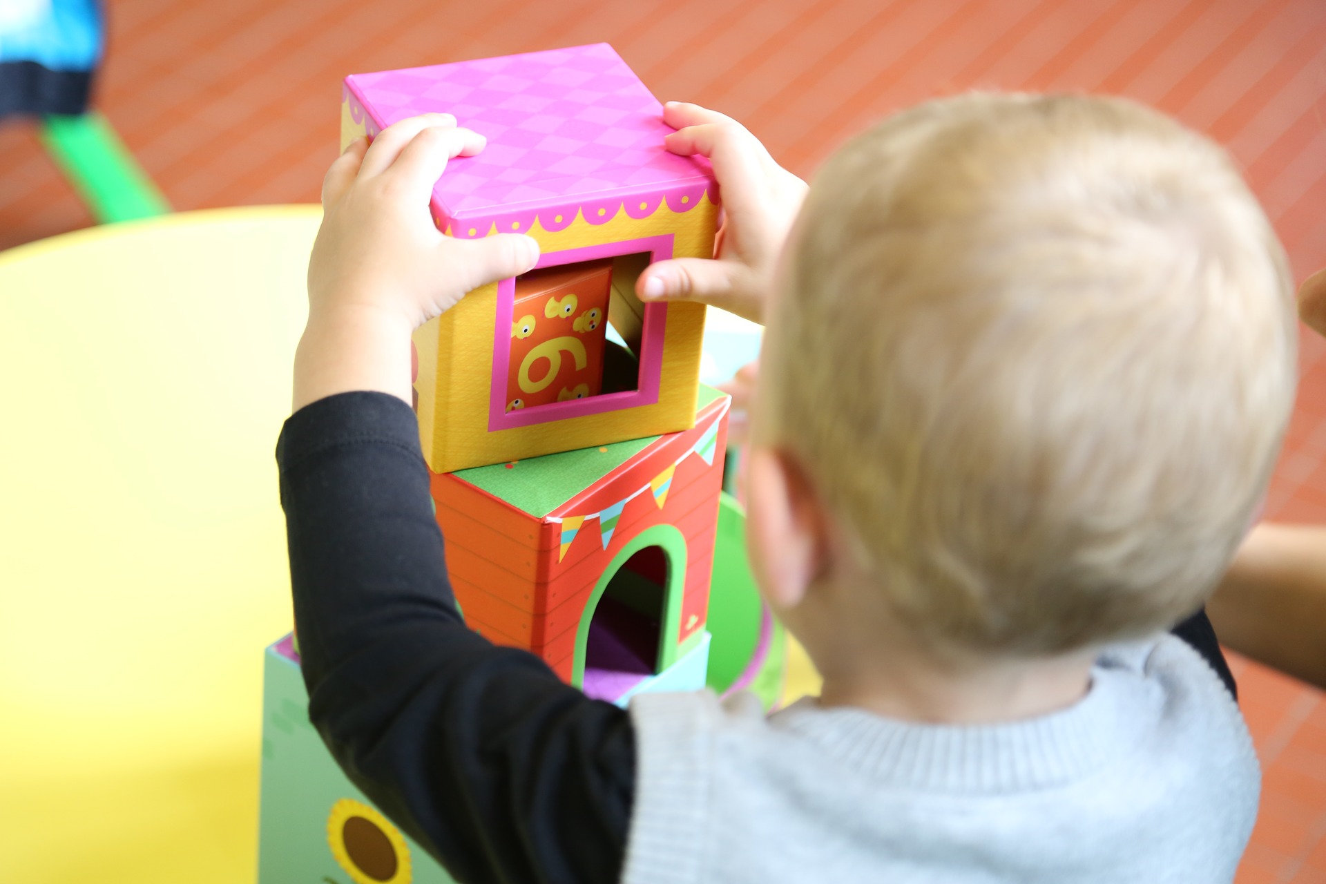 Ein Kind spielt mit Bauklötzen im Kindergarten 