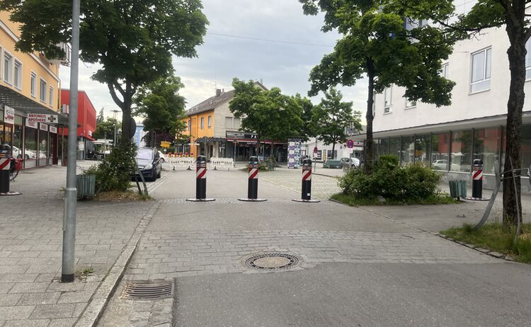 Oktablöcke als Fahrzeugsperren zum Stadtplatz
