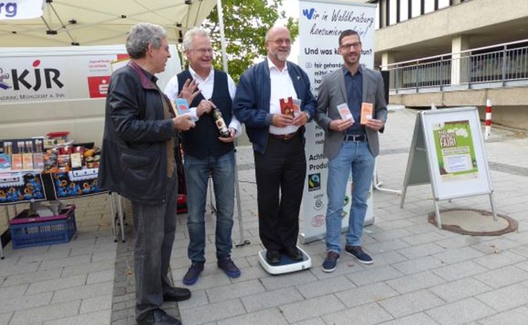 Mitglieder des Steuerkreises Fair Trade feiern die Fair Trade Rezertifizierung auf dem Wochenmarkt: Zum Vergrößern auf Bild klicken