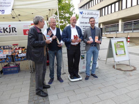 Mitglieder des Steuerkreises Fair Trade feiern die Fair Trade Rezertifizierung auf dem Wochenmarkt