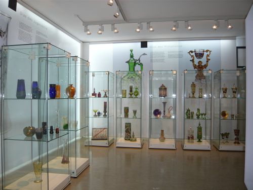 Blick in die Ausstellungsvitrinen der Glassammlung im Haus der Kultur