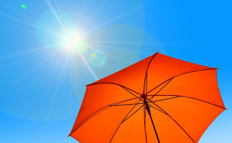 Ein sonnenschirm unter der Sonne als Sinnbild für den Klimawandel und Gesundheit: Zum Vergrößern auf Bild klicken