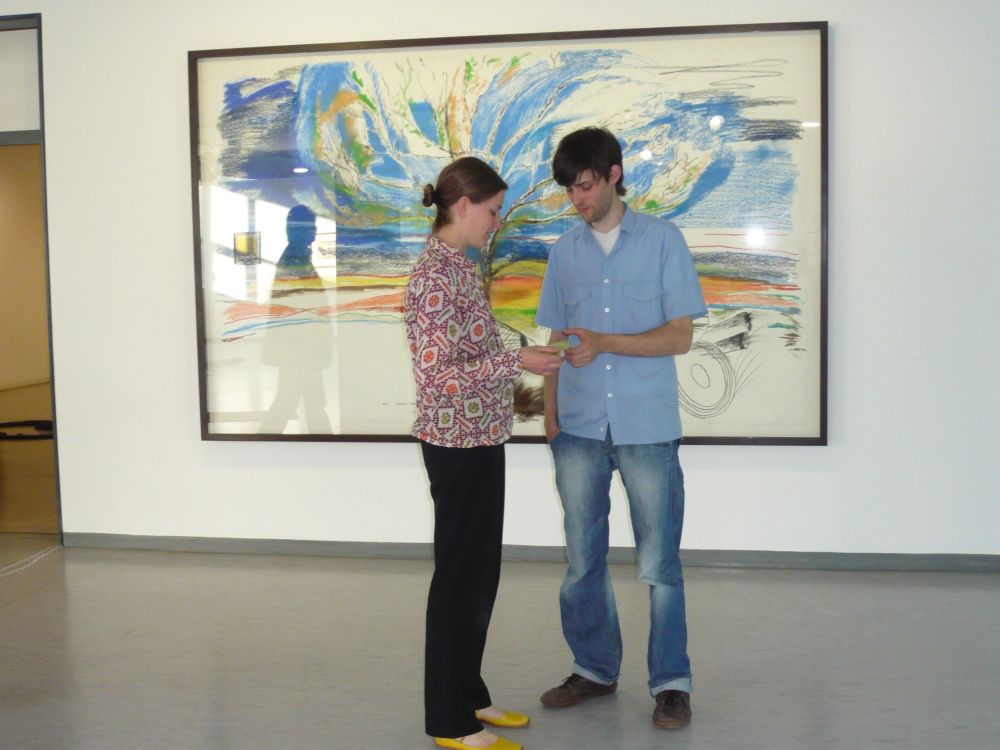 Zwei Besucher bei der Ausstellung von Peter Böhnisch