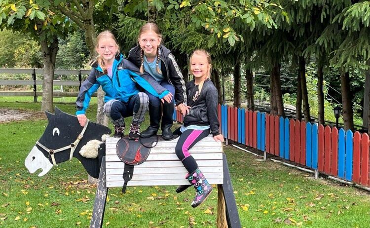 Ferienprogramm 2025 - Ponyhof Kolping: Zum Vergrößern auf Bild klicken