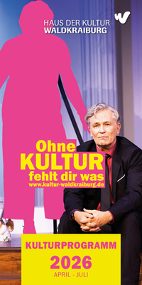 K&uuml;nstler sitzend auf der B&uuml;hne 