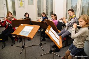 Ein Ensemble aus Kindern spielt Querflöte in der Sing- und Musikschule