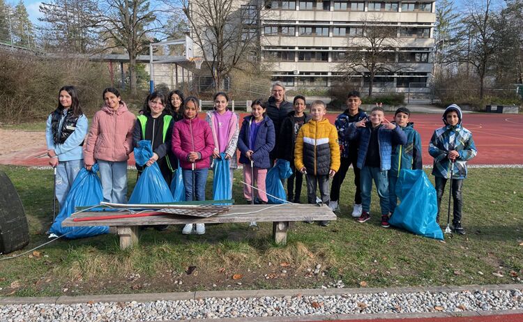 Gruppenfoto der Schüler der Franz-Liszt-Mittelschule beim Rama Dama: Zum Vergrößern auf Bild klicken