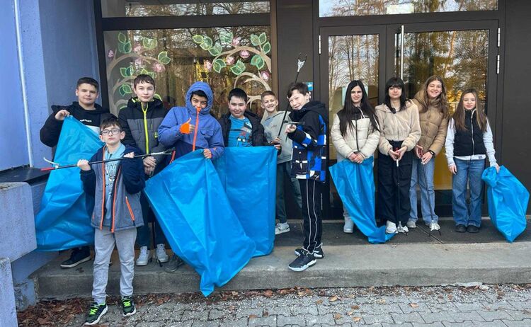 Gruppenfoto der Schüler der Franz-Liszt-Mittelschule beim Rama Dama: Zum Vergrößern auf Bild klicken