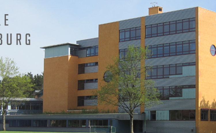 Außenansicht der Realschule in Waldkraiburg: Zum Vergrößern auf Bild klicken