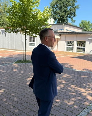 Neuer Anstrich der Fassade an der Grundschule an der Beethovenstraße