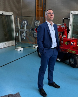 Robert Pötzsch beobachtet den Einbau der Fenster an der Beethovengrundschule