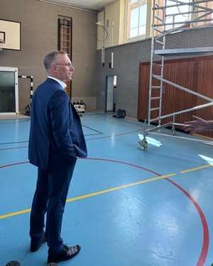 Robert Pötzsch beobachtet den Einbau der Fenster an der Beethovengrundschule