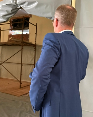Robert Pötzsch betrachtet die neue Lüftungsanlage von innen