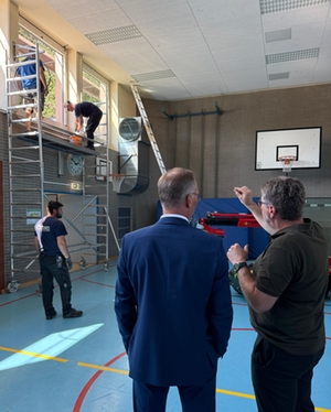 Robert Pötzsch beobachtet den Einbau der Fenster an der Beethovengrundschule