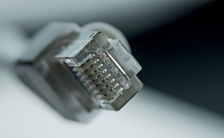 Symbolfoto Breitbandausbau, das ein Internetkabel zeigt