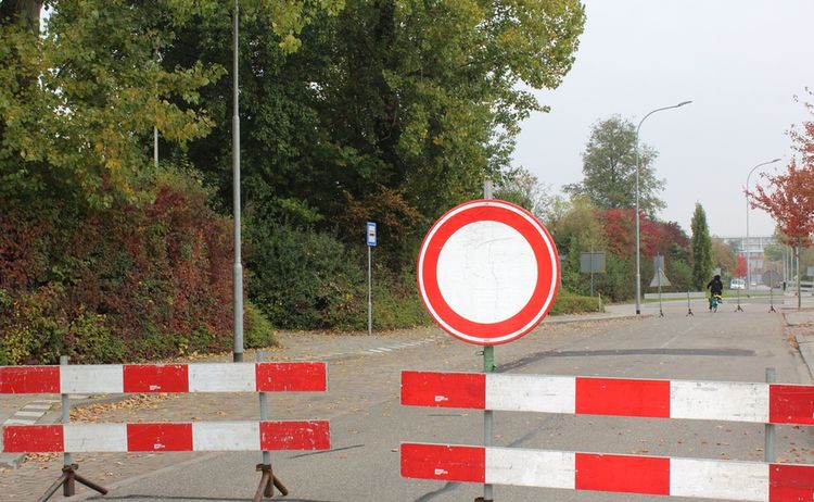 Straßensperrung, Straße die durch eine Straßenabsperrung abgesperrt ist: Zum Vergrößern auf Bild klicken