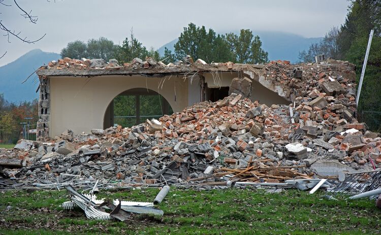 Ruine eines Hauses als Sinnbild für mögliche Asbestprodukte: Zum Vergrößern auf Bild klicken