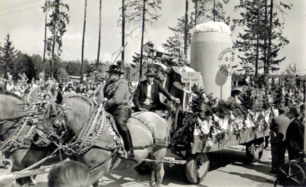 Volksfestumzug 1951 mit einem Wagen gezogen von Pferden 