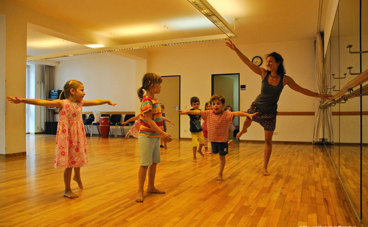 Kindertanzgruppe der Musikschule im Ballettsaal im Haus der Kultur: Klick öffnet eine vergrößerte Ansicht