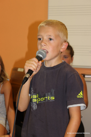 Ein Junge hat Gesangsunterricht in der Sing- und Musikschule