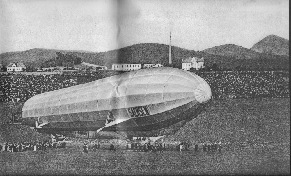 Ausstellungsfoto der Schätze aus dem Haidaer Archiv, das einen Zeppelin zeigt