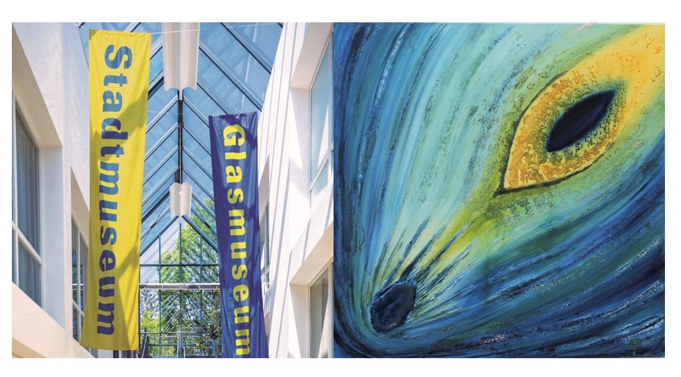 Fahnen Stadt- u. Glasmuseum, Abbildung von Irmgard Seidl, Blauer Achat, 1997 Fahnen Stadt- u. Glasmuseum, Abbildung von Irmgard Seidl, Blauer Achat, 1997