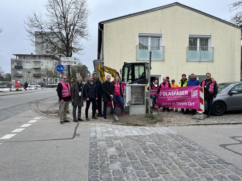 Spatenstich beim Glasfaserausbau der Telekom