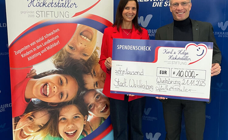 Petra Höcketstaller und Erster Bürgermeister Robert Pötzsch bei der Spendenübergabe