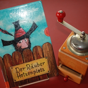 Kaffeemühle und Buch vom Räuber Hotzenplotz