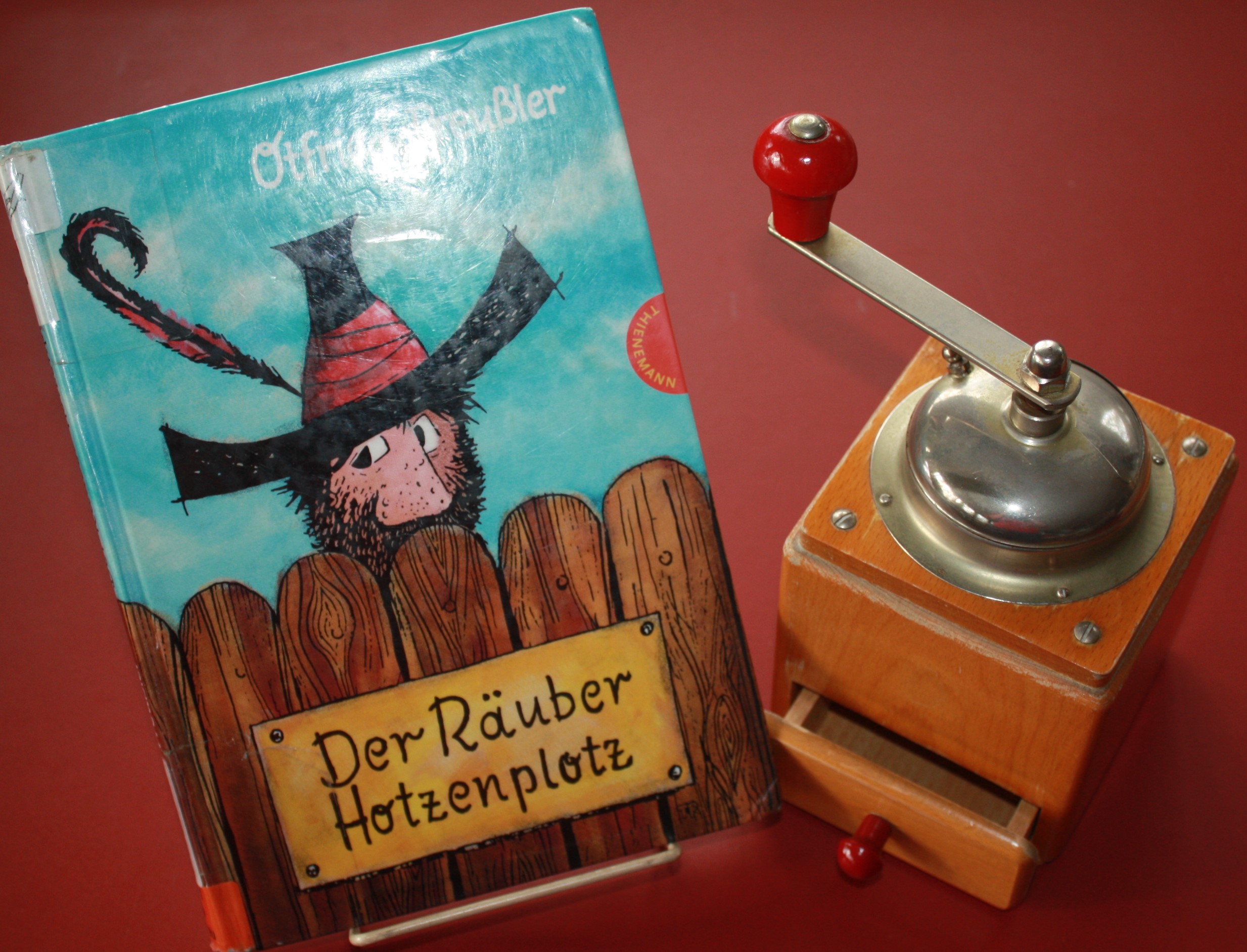 Das Buchcover Räuber Hotzenplotz mit einer Kaffeemühle Das Buchcover Räuber Hotzenplotz mit einer Kaffeemühle
