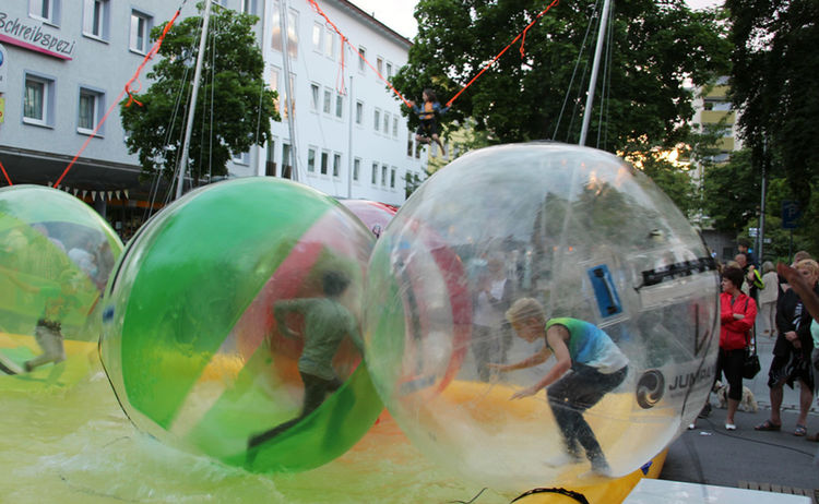 Kinder spielen Bubble-Fußball beim Stadtfest: Klick öffnet eine vergrößerte Ansicht