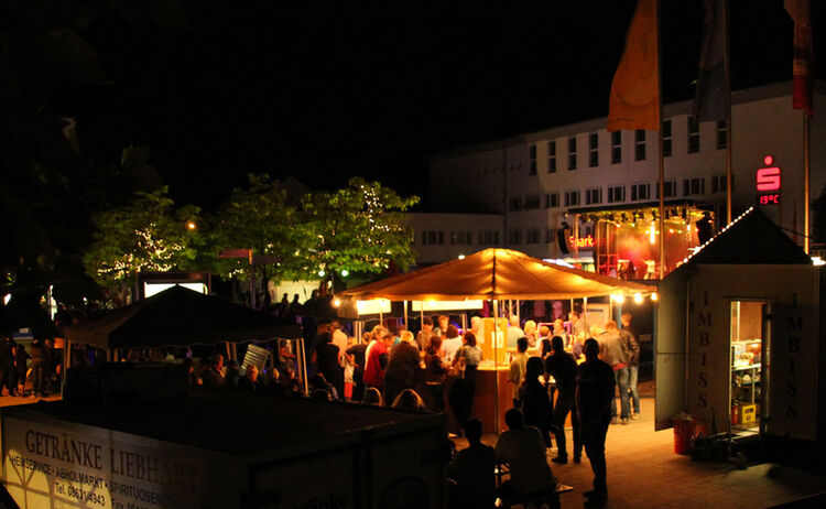 Bürger feiern beim Stadtfest: Klick öffnet eine vergrößerte Ansicht