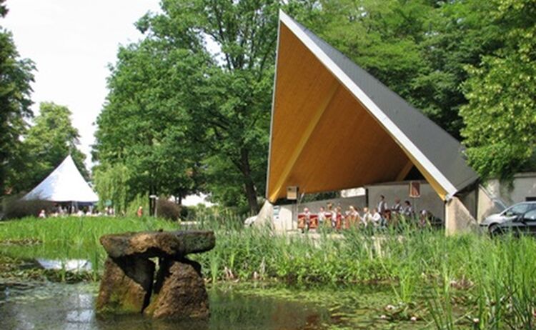 Ansicht des Stadtparkpavillions mit Weiher im Stadtpark