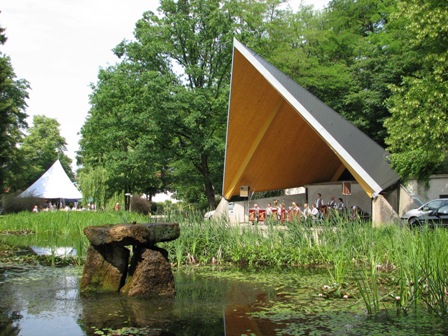 Ansicht des Stadtparkpavillions mit Weiher im Stadtpark